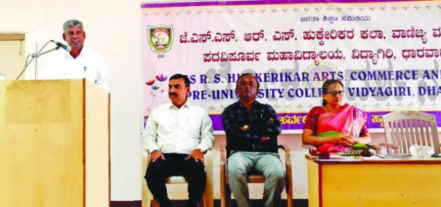 “ಕನ್ನಡದ ಬಗ್ಗೆ ಆಸಕ್ತಿ ಕಡಿಮೆಯಾಗುತ್ತಿರುವುದು ಕಳವಳದ ಸಂಗತಿ”- ಡಾ.ಸದಾಶಿವ ನಡುವಿನಕೇರಿ 