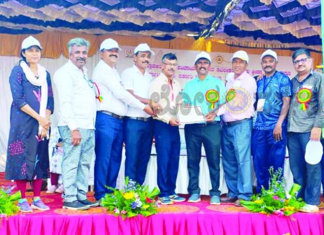 ಶಿಕ್ಷಕ ಪ್ರಕಾಶ್ ಓಟದ ಸ್ಪರ್ಧೆಯಲ್ಲಿ ರಾಜ್ಯಮಟ್ಟಕ್ಕೆ ಆಯ್ಕೆ 