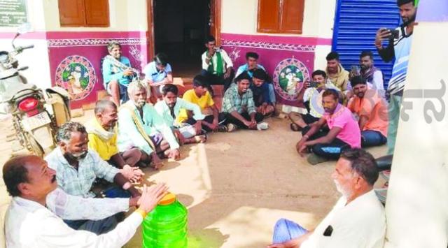 ಕುಡಿಯುವ ನೀರಿಗಾಗಿ ಸಾರ್ವಜನಿಕರಿಂದ  ಕಡಕೋಳ ಗ್ರಾಮ ಪಂಚಾಯತಿಗೆ ಮುತ್ತಿಗೆ 