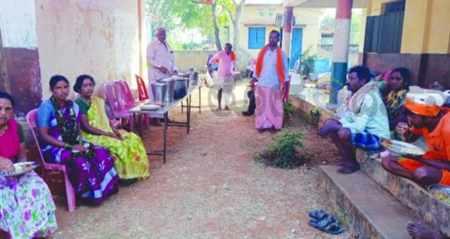 ಹೊಳಗುಂದಿಯಲ್ಲಿ ಪಾದಯಾತ್ರೆಗಳಿಗೆ ಪ್ರಸಾದ ಸೇವೆ 
