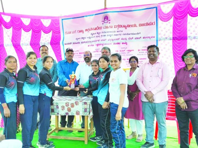 ಬಾಲ್ ಬ್ಯಾಡ್ಮಿಂಟನ್ ಪಂದ್ಯಾವಳಿಯಲ್ಲಿ ವಿಜೇತರಿಗೆ ಬಹುಮಾನ ವಿತರಣೆ 