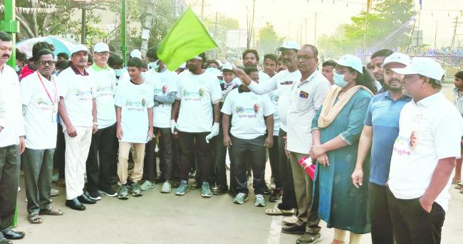 ಕಂಪ್ಲಿ ಉತ್ಸವ: ಪುರಸಭೆಯಿಂದ ಸ್ವಚ್ಚತಾ ಕಾರ್ಯಕ್ಕೆ ಚಾಲನೆ 