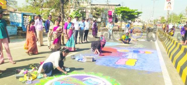 ಕಂಪ್ಲಿ ಉತ್ಸವ ಹಿನ್ನಲೆ ಮಹಿಳೆಯರಿಗೆ ರಂಗೋಲಿ ಸ್ಪರ್ಧೆ : ವಿಭಿನ್ನವಾಗಿ ಮೂಡಿಬಂದ ರಂಗೋಲಿ 
