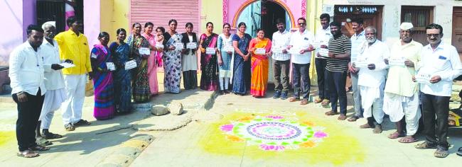 ಮನೆಮನೆ ಗೂ ತೆರಳಿ ರಂಗೋಲಿ ಬಿಡಿಸಿ ಗ್ಯಾರಂಟಿ ಯೋಜನೆ ಕುರಿತು ಜಾಗೃತಿ