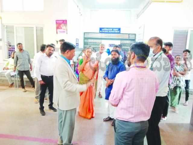 ಆಸ್ಪತ್ರೆಗೆ ಜಿಲ್ಲಾಧಿಕಾರಿ ದೀಡೀರ್ ಭೇಟಿ: ಅವ್ಯವಸ್ಥೆ ಬಗ್ಗೆ ಅಸಮಾಧಾನ 