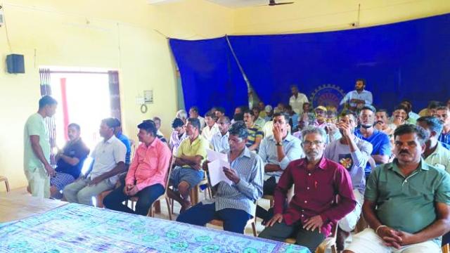 ಮಿರ್ಜಾನ ಕೋಟೆ ರಸ್ತೆಯಲ್ಲಿ ಅಕ್ರಮ ಗೇಟ್ ನಿರ್ಮಾಣಕ್ಕೆ ಗ್ರಾಮಸ್ಥರ ಆಕ್ರೋಶ: ಪಂಚಾಯತ್ ಮುಂದೆ ಧರಣಿ 