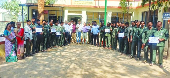 ಕೇಂದ್ರ ಸರ್ಕಾರ ವಿರುದ್ದ ವಿದ್ಯುತ್ ಖಾಸಗೀಕರಣ ಖಂಡಿಸಿ, ಕಪ್ಪು ಪಟ್ಟಿ ಧರಿಸಿ ಸಾಂಕೇತಿಕ ಪ್ರತಿಭಟನೆ 