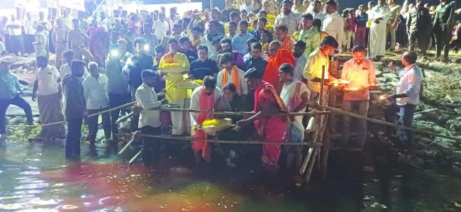 ಉತ್ಸವ ನಿಮಿತ್ತ ಶಾಸಕ ಜೆ.ಎನ್‌.ಗಣೇಶ ಅವರ ಧರ್ಮಪತ್ನಿ ಶ್ರೀದೇವಿ, ಸೋಮಪ್ಪ ಕೆರೆಗೆ ಬಾಗಿನ ಅರೆ​‍್ಣ  