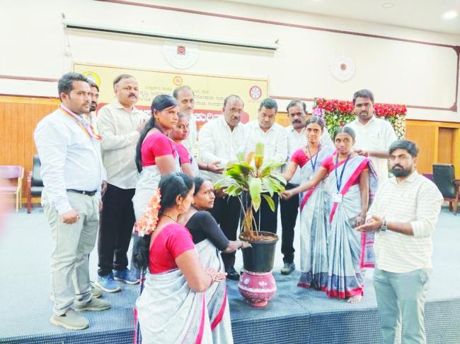 “ಮಹಿಳೆಯರು ಸ್ವಾವಲಂಬಿಗಳಾಗುವ ಮೂಲಕ ಸಮಾಜದ ಮುಖ್ಯವಾಹಿನಿಗೆ ಬನ್ನಿ” ಜಿಲ್ಲಾ ಪಂಚಾಯತ ಉಪಕಾರ್ಯದರ್ಶಿ ಸಿ.ಆರ್‌.ಮುಂಡರಗಿ 