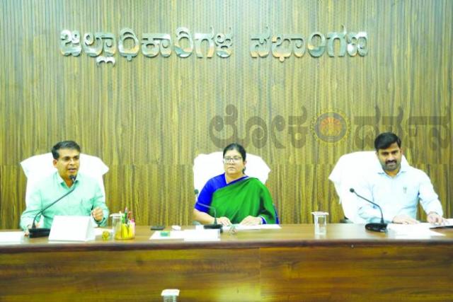 ಬಳ್ಳಾರಿ: ಕಂದಾಯ ಪ್ರಗತಿ ಪರೀಶೀಲನಾ ಸಭೆಹಕ್ಕುಪತ್ರ ಸೌಲಭ್ಯ ತಲುಪಿಸಿ: ಆಯುಕ್ತೆ ಜಹೀರಾ ನಾಸೀಮ್  