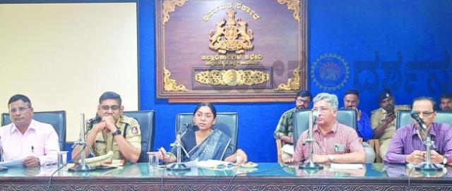 ನಿಯಮ ಉಲ್ಲಂಘಿಸಿ ಖಾಸಗಿ ವಾಹನಗಳಲ್ಲಿ ಬಾಡಿಗೆ ಮಾಡುವವರ ಲೈಸೆನ್ಸ್‌ ರದ್ದುಗೊಳಿಸಿ : ಜಿಲ್ಲಾಧಿಕಾರಿ 