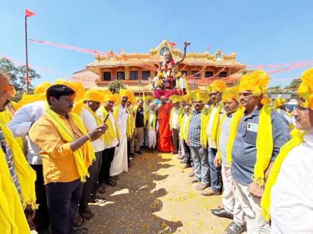 ಭಕ್ತ ಕನಕದಾಸರ ಕಂಚಿನ ಪುತ್ಥಳಿಯ ಮೆರವಣಿಗೆ