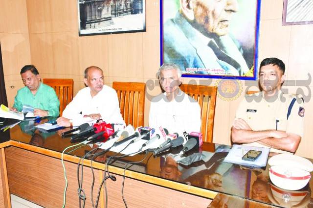 ಸಾವಿರ ದಿನಗಳ ಸಾರ್ಥಕ ಸೇವೆಯ ಸಮರೆ​‍್ಣ ಸಾಧನಾ ಸಮಾವೇಶದಲ್ಲಿ 1,06,000 ಹಕ್ಕು ಪತ್ರಗಳ ವಿತರಣೆ