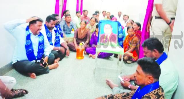 ಹೊರಗುತ್ತಿಗೆ ನೌಕಕರನ್ನು ಕೆಲಸದಿಂದ ವಜಾಗೊಳಿಸಿದ್ದಕ್ಕೆ ಪ್ರತಿಭಟನೆ 