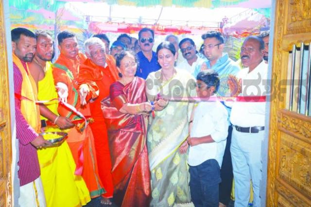 2 ಕೋಟಿ ರೂ. ವೆಚ್ಚದಲ್ಲಿ ದೇವಸ್ಥಾನದ ಜೀರ್ಣೋದ್ಧಾರ ಮಾಡಿಸಿದ ಸಚಿವೆ ಲಕ್ಷ್ಮೀ ಹೆಬ್ಬಾಳಕರ್ 