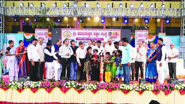 ಘನಮಠೇಶ್ವರ ಶಿಕ್ಷಣ ಸಂಸ್ಥೆಯಲ್ಲಿ ಘನಶ್ರೀ ಉತ್ಸವ ಕಲಾ ಹಬ್ಬ  