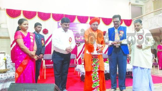 ವಿದ್ಯಾರ್ಥಿಗಳು ದೇಶದ ಹೆಮ್ಮೆಯ ಪ್ರಜೆಗಳಾಗಬೇಕು: ಡಾ.ಅಲ್ಲಮಪ್ರಭು ಮಹಾಸ್ವಾಮಿಗಳು 