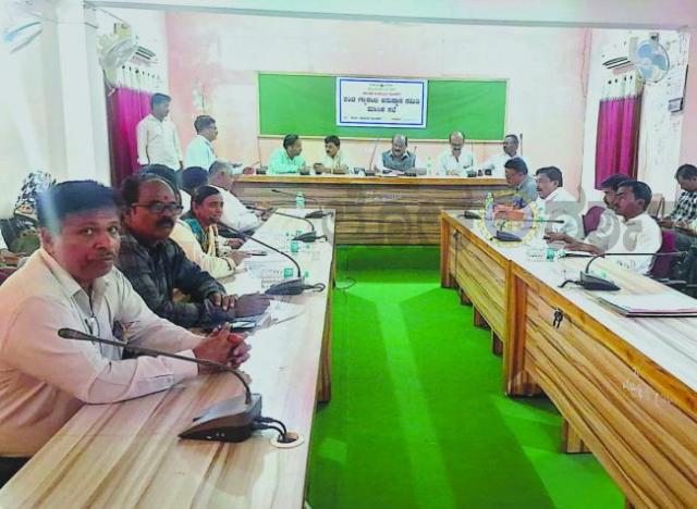 ಗದಗ ಜಿಲ್ಲಾ ಗ್ಯಾರಂಟಿ ಅನುಷ್ಟಾನ ಪ್ರಾಧಿಕಾರದ ಜಿಲ್ಲಾಧ್ಯಕ್ಷ ಬಿ ಬಿ ಅಸೂಟಿ ನೇತೃತ್ವದಲ್ಲಿ ಪಂಚ ಗ್ಯಾರಂಟಿ ಪ್ರಗತಿ ಪರೀಶೀಲನೆ 