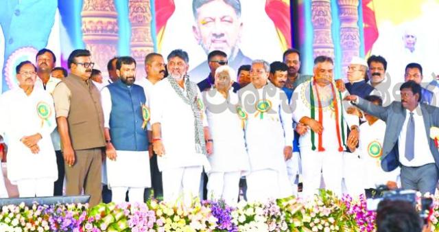 ಭೂ ಗ್ಯಾರಂಟಿ ಸಮರಾ​‍್ಣ ಸಮಾವೇಶ 2.20 ಲಕ್ಷ ಕುಟುಂಬಗಳಿಗೆ ಹಕ್ಕುಪತ್ರ- ನುಡಿದಂತೆ ನಡೆದ ಸರ್ಕಾರ 