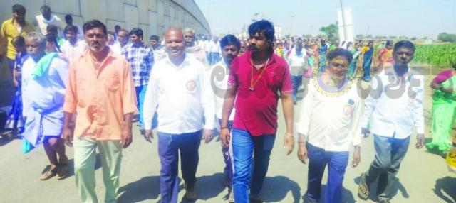 ಜನಸೇವೆಯಲ್ಲಿ ಸಾರ್ಥಕ ಸಾವಿರ ದಿನ ಭೂ ಗ್ಯಾರಂಟಿ ಸಮರಾ​‍್ಣ ಸಮಾವೇಶದಲ್ಲಿ ಗದಗ ಬೆಟಗೇರಿಯ ನಾಗರಿಕರು ಭಾಗಿ 