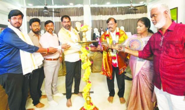 ಬಳ್ಳಾರಿಯಲ್ಲಿ ಎಂ.ಜಿ ಜುವೆಲರ್ಸ್‌ ಬೆಳ್ಳಿ ಆಭರಣಗಳ ಭಾರಿ  ಪ್ರದರ್ಶನ-ಮಾರಾಟ ಮೇಳಮೂರು ದಿನಗಳ ಮೇಳಕ್ಕೆ ಮೇಯರ್ ಪಿ. ಗಾದೆಪ್ಪ ಚಾಲನೆ 