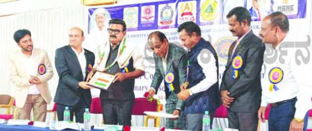 ಅಂತರಾಷ್ಟ್ರೀಯ ವಿಚಾರ ಸಂಕೀರಣ: ವಿದ್ಯಾರ್ಥಿಗಳಿಗೆ ತಂತ್ರಜ್ಞಾನ ಅನುಗುಣವಾಗಿ ಜ್ಞಾನಾರ್ಜನೆ ಅಗತ್ಯ