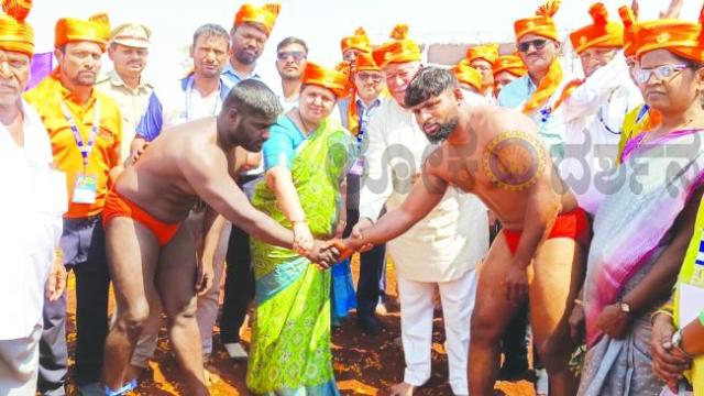 ಕೆಂಪು ಮಣ್ಣಿನ ಕಣದಲ್ಲಿ ಪೈಲ್ವಾನರ ಜಿದ್ದಾಜಿದ್ದಿ  