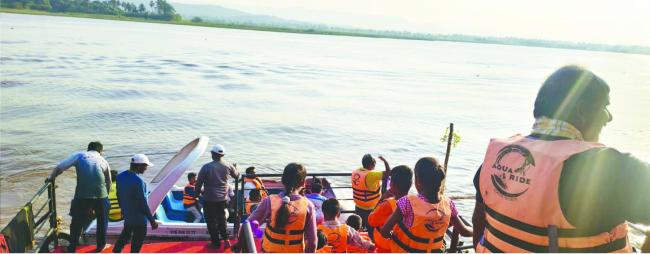 ಹಂಪಿ ಉತ್ಸವಕ್ಕೆ ಜಲಕ್ರೀಡೆಯ ಕಳೆ ಕಮಲಾಪುರ ಕೆರೆಯಲ್ಲಿ ಬೋಟಿಂಗ್ಗೆ ಪ್ರವಾಸಿಗರು ಫಿದಾ  