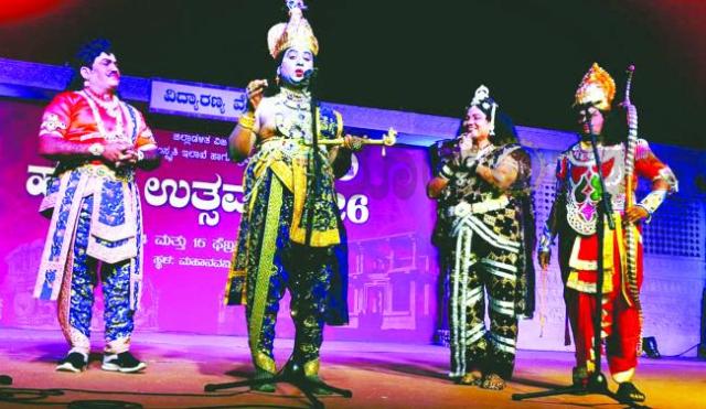 ಐತಿಹಾಸಿಕ ಹಂಪಿ ಉತ್ಸವದಲ್ಲಿ ರಕ್ತರಾತ್ರಿ ಪೌರಾಣಿಕ ನಾಟಕ ಪ್ರದರ್ಶನ 