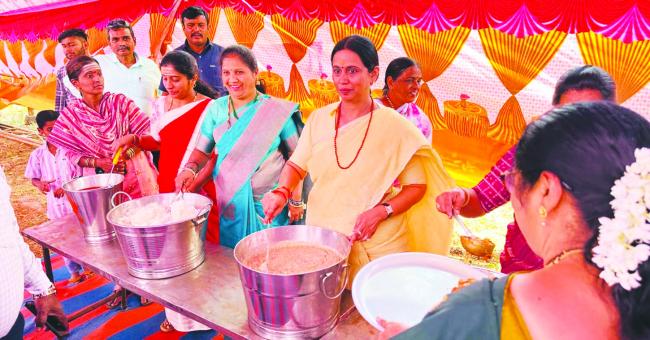 ವಿವಿಧೆಡೆ ಮಹಾಪ್ರಸಾದ ವಿತರಿಸಿದ ಸಚಿವೆ ಲಕ್ಷ್ಮೀ ಹೆಬ್ಬಾಳಕರ್  