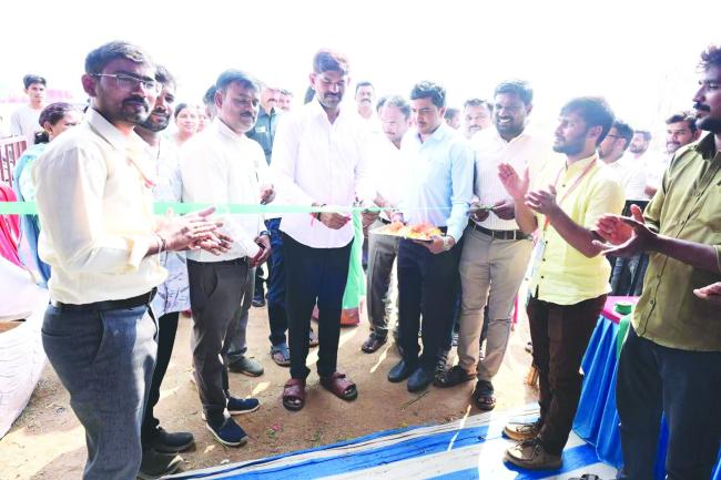 ಕುರುಗೋಡು ಉತ್ಸವ: ಜನಾಕರ್ಷಿಸಿದ ವಿವಿಧ ಇಲಾಖೆಗಳ ವಸ್ತು ಪ್ರದರ್ಶನ ಮಳಿಗೆಗಳು: ಶಾಸಕ ಜೆ.ಎನ್‌.ಗಣೇಶ್ ಚಾಲನೆ 