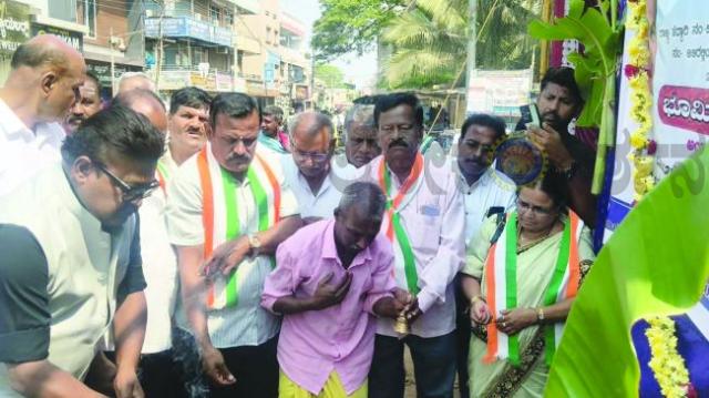 ದುರ್ಗಾ ವೃತ್ತದಲ್ಲಿ ಡಾಂಬರೀಕರಣ ಸಮತಟ್ಟು ಕಾಮಗಾರಿಗೆ ಪ್ರಕಾಶ್ ಕೋಳಿವಾಡ  ಚಾಲನೆ    