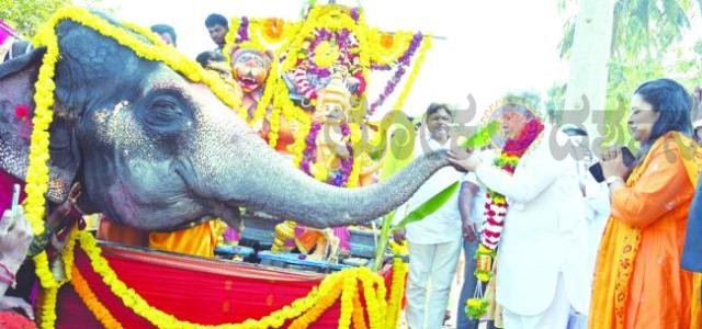 ಜಾನಪದ ಕಲಾ ಸೊಬಗಿನೊಂದಿಗೆ ತಾಯಿ ಭುವನೇಶ್ವರಿ ದೇವಿ ಭವ್ಯ ಮೆರವಣಿಗೆ  