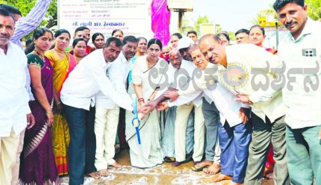 ಒಂದು ಕೋಟಿ ರೂ. ವೆಚ್ಚದಲ್ಲಿ ರಸ್ತೆ ನಿರ್ಮಾಣ: ಭೂಮಿ ಪೂಜೆ ನೆರವೇರಿಸಿದ ಸಚಿವೆ ಲಕ್ಷ್ಮೀ ಹೆಬ್ಬಾಳ್ಕರ್ 