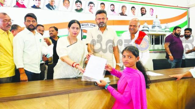 ಗ್ರಾಮೀಣ ಪುನರ್ವಸತಿ ನೇಮಕಾತಿ ಪತ್ರ ವಿತರಿಸಿದ ಸಚಿವೆ ಲಕ್ಷ್ಮೀ ಹೆಬ್ಬಾಳಕರ್ 