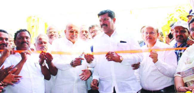 ಮಧುಶ್ರೀ ಗಾರ್ಡನ್ ಆವರಣದಲ್ಲಿ ಆಯೋಜಿಸಲಾಗಿದ ವಸ್ತು ಪ್ರದರ್ಶನ ಉದ್ಘಾಟನೆ: ಶಿವರಾಜ ಎಸ್‌. ತಂಗಡಗಿ ಮತ್ತು ಹೆಚ್‌.ಎಂ. ರೇವಣ್ಣ 