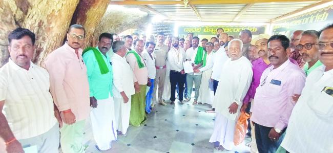 ಸಮಸ್ಯೆ ಇತ್ಯಾರ್ಥವಾಗುವವರೆಗೂ ಸೇತುವೆ ಕಾಮಗಾರಿ ಸ್ಥಗಿತಗೊಳಿಸುವಂತೆ ಆಗ್ರಹ 