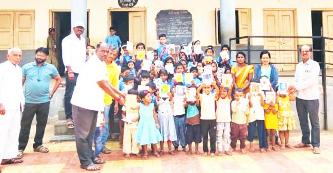 ಜನ್ಮದಿನದ ನಿಮಿತ್ಯ ಶಾಲಾ ವಿದ್ಯಾರ್ಥಿಗಳಿಗೆ ಪುಸ್ತಕ ವಿತರಣೆ 