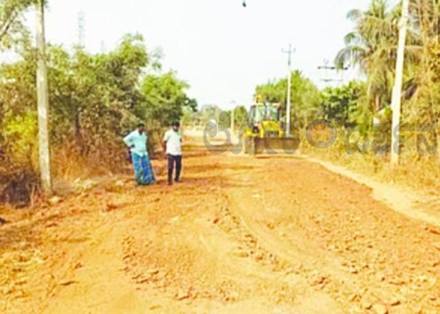 ಅಧಿಕಾರಿಗಳ ನಿರ್ಲಕ್ಷ್ಯ : ಸ್ವಂತ ಹಣದಲ್ಲಿ ರಸ್ತೆ ಗುಂಡಿ ಮುಚ್ಚಿದ ಗ್ರಾಮಸ್ಥರು 