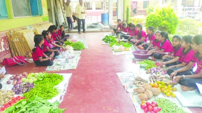  ಬನ್ನಿ ಬನ್ನಿ ತಾಜಾ ತರಕಾರಿ! ಕುರ್ಲಿ ಶಾಲೆಯಲ್ಲಿ ಮಕ್ಕಳ ಸಂತೆ: ಮಾರಾಟದಲ್ಲಿ ವಿದ್ಯಾರ್ಥಿಗಳ ಆತ್ಮವಿಶ್ವಾಸ ಮೆರಗು! 