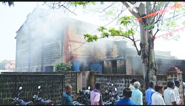 ವಿದ್ಯುತ್ ಅವಘಡ ಲಕ್ಷಾಂತರ ರೂಪಾಯಿ ವಿದ್ಯುತ್ ಪರಿಕರಗಳು ಬೆಂಕಿಗಾಹುತಿ 