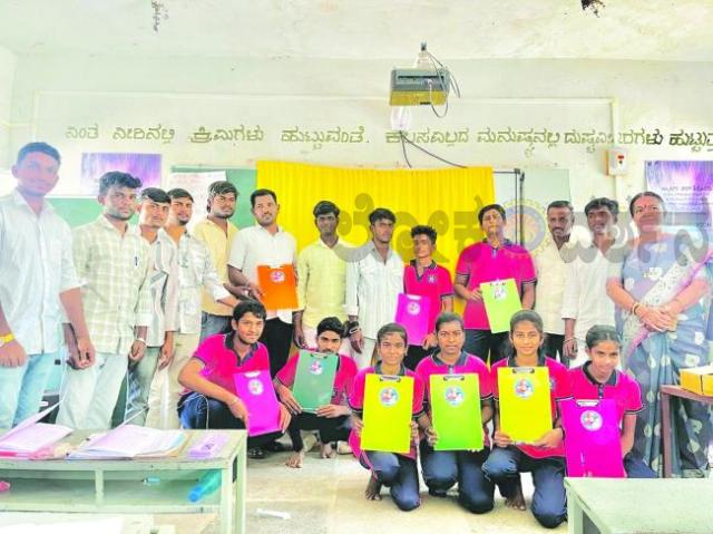 ಎಸ್ ಎಸ್ ಎಲ್ ಸಿ ವಿದ್ಯಾರ್ಥಿಗಳಿಗೆ ಪರೀಕ್ಷಾ ವಸ್ತು ವಿತರಣೆ