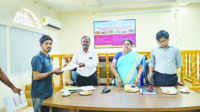 ಅಸಂಘಟಿತ ವಲಯ ಕಾರ್ಮಿಕರಿಗೆ ಪಿಂಚಣಿ ಯೋಜನೆ ಜಿಲ್ಲಾ ಮಟ್ಟದ ಸಭೆಯಲ್ಲಿ ಡಿಸಿ ಅಭಿಪ್ರಾಯ 