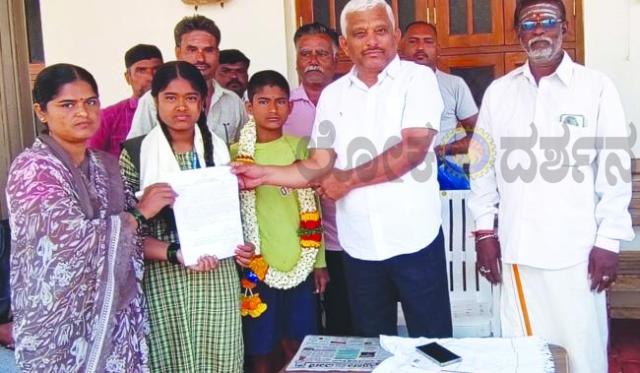 ಮೃತ ಕುಟುಂಬಕ್ಕೆ ಪರಿಹಾರ ನಿಧಿ ಚೆಕ್ ವಿತರಿಸಿದ : ಹೆಸ್ಕಾಂ ಅಧ್ಯಕ್ಷ ಖಾದ್ರಿ