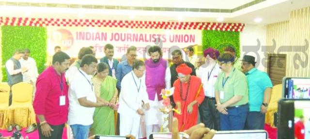 ಪತ್ರಕರ್ತರು, ಪತ್ರಿಕಾ ರಂಗದಿಂದ ದೇಶ ಸುವ್ಯಸ್ಥಿತವಾಗಿ  ನಡೆಯಬೇಕು  : ಶ್ರೀ ಸಿದ್ದರಾಮ ಮಹಾಸ್ವಾಮಿಗಳು 