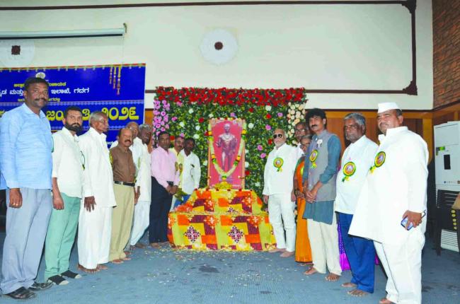 ಸಂತ ಕವಿ ಸರ್ವಜ್ಞರ ವಿಚಾರಧಾರೆಗಳನ್ನು ಬದುಕಿನಲ್ಲಿ ಅಳವಡಿಸಿಕೊಳ್ಳಿ: ಜಿಲ್ಲಾಧಿಕಾರಿ 