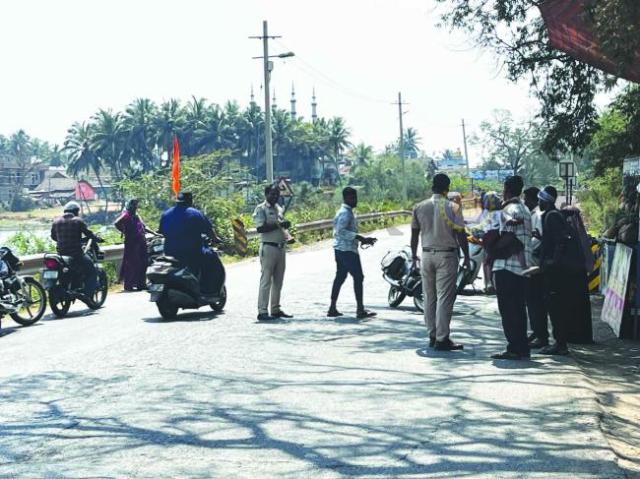 ಒಂದು ಹೆಲ್ಮೆಟ್ !ಒಂದು ಜೀವದ ಭದ್ರತೆ: ಹೆಲ್ಮೆಟ್ ಧರಿಸಿ, ಸುರಕ್ಷಿತವಾಗಿ ಮನೆ ಸೇರಿ :ಪಿ.ಎಸ್‌.ಐ ಕಠಿಣ ಎಚ್ಚರಿಕೆ 