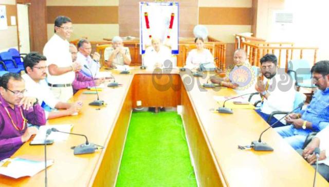 ಕೋಳಿ ಫಾರಂ ಮಾಲೀಕರು ಮತ್ತು ಅಧಿಕಾರಿಗಳು ಎಚ್ಚರಿಕೆ ವಹಿಸಿ: ಡಾ. ಸುರೇಶ ಬಿ. ಇಟ್ನಾಳ್ 