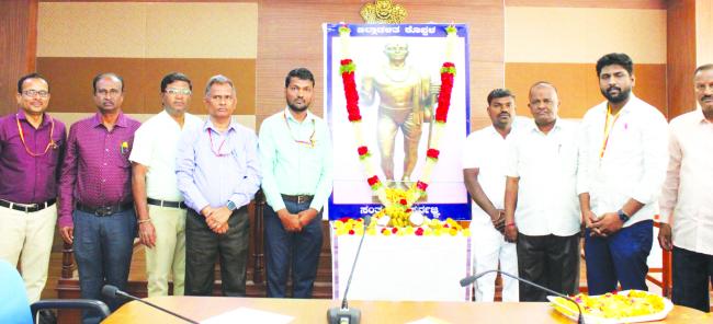 ಸಂತ ಕವಿ ಸರ್ವಜ್ಞ ಜಯಂತಿ: ಜಿಲ್ಲಾಡಳಿತದಿಂದ ಪುಷ್ಪ ನಮನ ಸಲ್ಲಿಕೆ