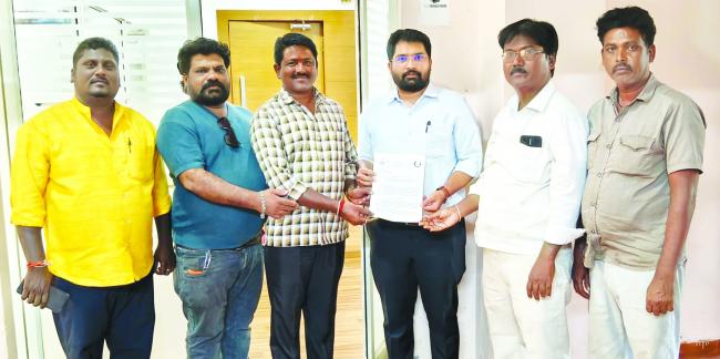 ಸರ್ಕಾರಿ ಸೌಹಾರ್ದ ಸಲೂನ್ ಜಾರಿಗೆಗೆ : ಕೃಷ್ಣಾ ಹಡಪದ ರಣಕಹಳೆ"  